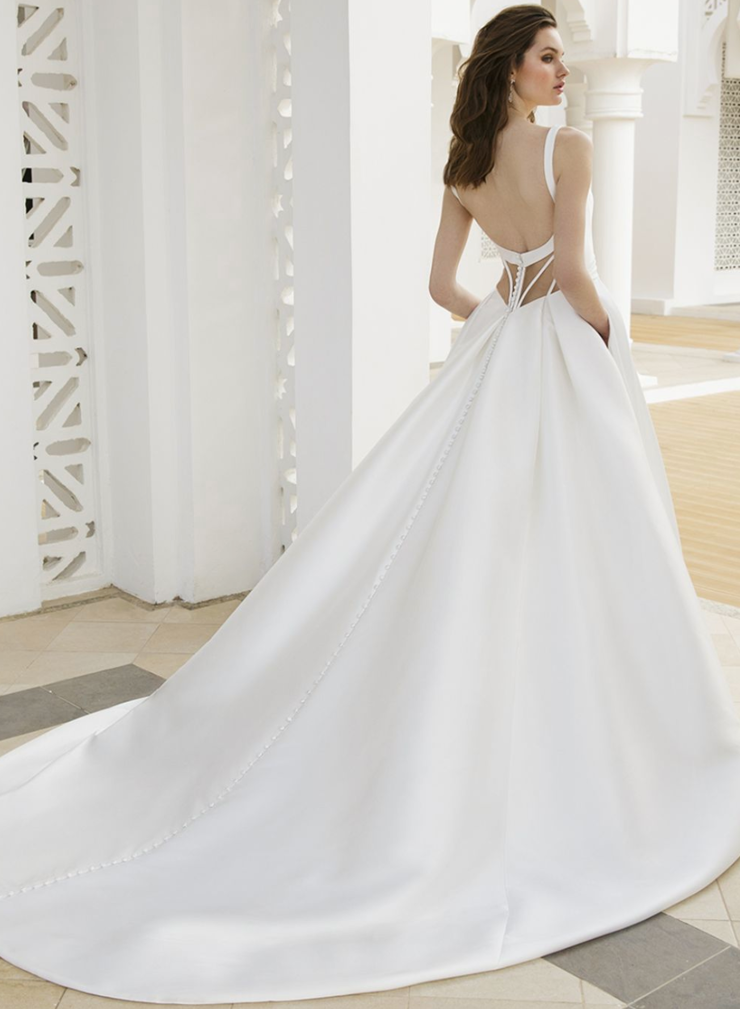 A Guide to A-Line Silhouettes and Romantic Lace Trains Image