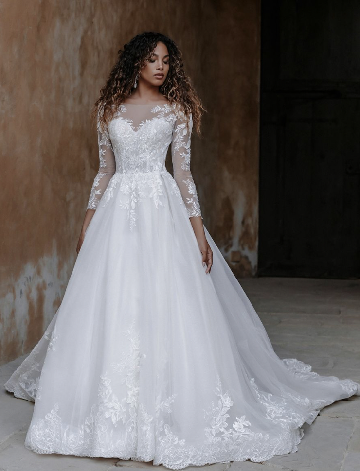 Chic &amp; Cozy: Fall and Winter Wedding Dresses You’ll Adore Image