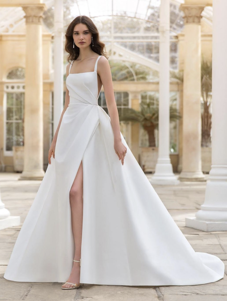 Minimalist Wedding Dresses: Why Simple Designs Are Making a Bold Statement in 2026. Desktop Image